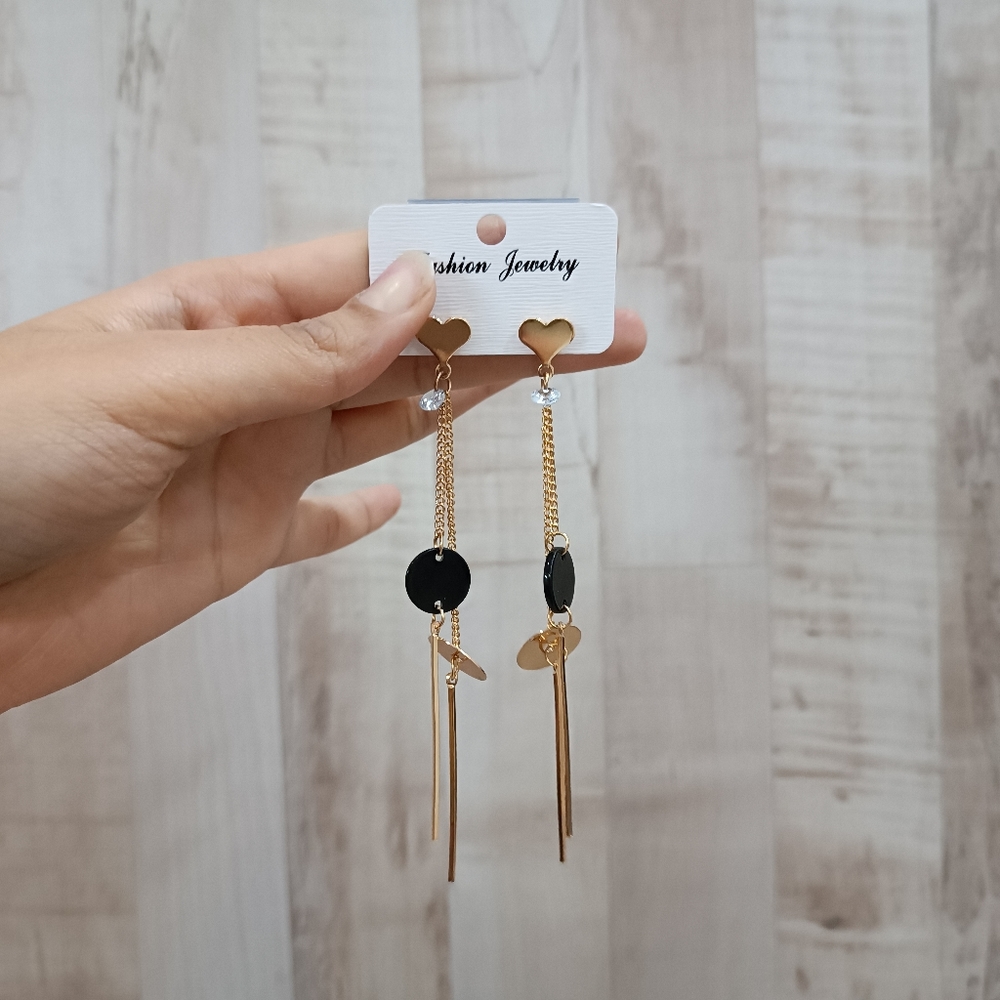 Long elegant drop earring - Picture 3 of 3
